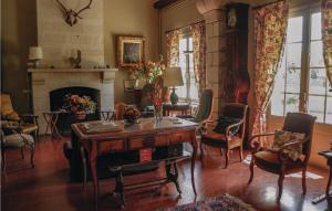 Maisons de vacances 4 Bedroom Amazing Home In Bourgueil : photos des chambres