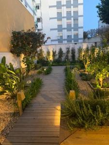 Charming design apartment with garden in Moita