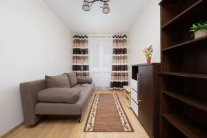 Spacious and Bright Apartment near Metro Wilanowska by Noclegi Renters