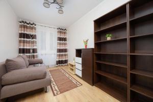Spacious and Bright Apartment near Metro Wilanowska by Noclegi Renters