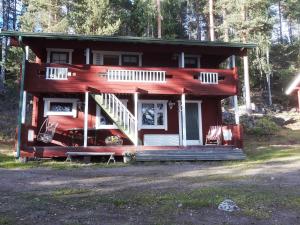 Cozy 4BR Lakeside Cottage with Sauna & Outdoor Grill