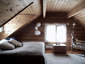 Cozy 4BR Lakeside Cottage with Sauna & Outdoor Grill