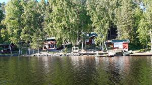 Cozy 4BR Lakeside Cottage with Sauna & Outdoor Grill