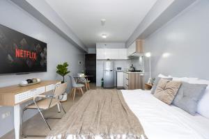 Furnished Studio in Cebu IT Park with WiFi, Netflix and Pool Access