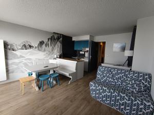 Appartement rénové avec balcon et parking, vue sur pistes - FR-1-445-156