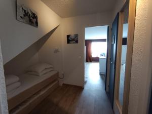 Appartement rénové avec balcon et parking, vue sur pistes - FR-1-445-156