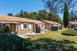Maisons de vacances Provencal stone T2 Mazet in a tourist residence : photos des chambres