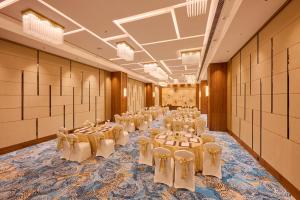 Iris Sarovar Portico