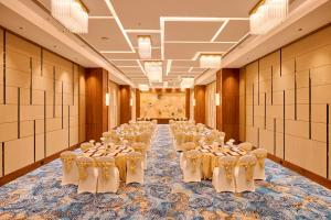 Iris Sarovar Portico