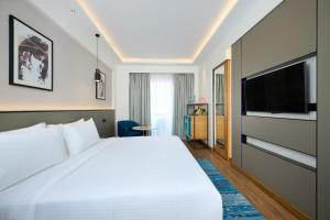 Iris Sarovar Portico