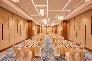 Iris Sarovar Portico