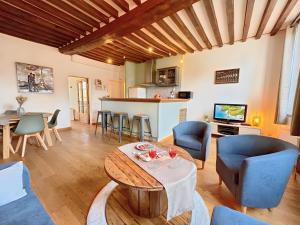 A 10 minutes à pied de la gare et des Rives de lOrne