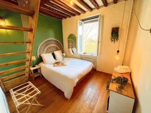 A 10 minutes à pied de la gare et des Rives de lOrne