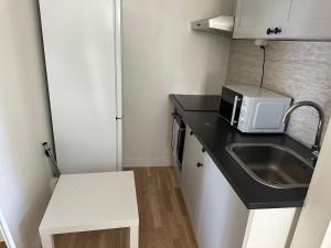 Stockholm Apartment - Sleeps 4 & Free Parking