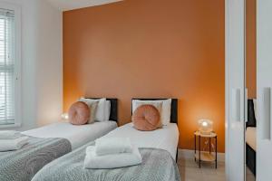 The Stylish Shamrock London Escape - Modern and Airy Apartment with Garden - Good transport links