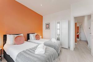 The Stylish Shamrock London Escape - Modern and Airy Apartment with Garden - Good transport links