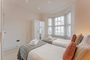 The Stylish Shamrock City Escape - Luxury apt with Garden - Near Westfields - Sleeps 8