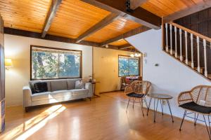 Cozy 2BR Retreat Near Lake Grego with Mountain Views