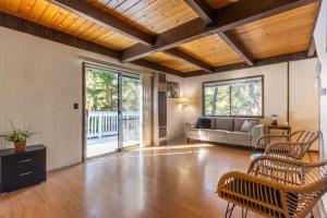 Cozy 2BR Retreat Near Lake Grego with Mountain Views