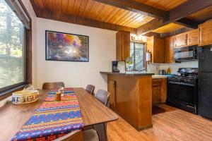 Cozy 2BR Retreat Near Lake Grego with Mountain Views