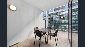 CBD Resort with King Suite, Pool, Gym, Sauna, Cafe, Wifi, IGA