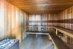 CBD Resort with King Suite, Pool, Gym, Sauna, Cafe, Wifi, IGA