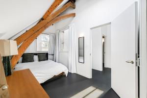Schoolbell Mews full 3 bedroom 2 bathroom architect designed mews house Fabulous Bow, Victoria Park Location