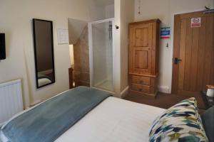 Standard Single Room with Shower room in Ye Olde Cheshire Cheese Inn