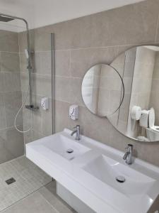 Hotels Auberge des Salles : Chambre Quadruple Accessible aux Personnes à Mobilité Réduite - Vue sur Lac