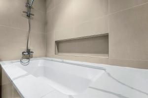 FIRST CLASS 2BR Creek Harbour & Burj Views