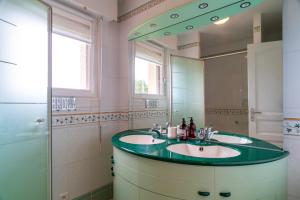 Maisons de vacances Villa St Jacques - Vue mer avec grand jardin : photos des chambres
