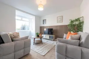 Spacious 3 Bedroom Home with Parking - Close to Leeds City and Amenities - Perfect for Long Stays - Amley