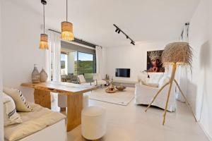 Rental Central - Serendipity Flat- stunning views and serene interior