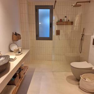 Rental Central - Serendipity Flat- stunning views and serene interior