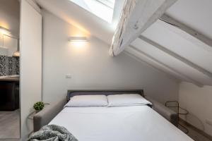StayEasy Corso Como 9 - Attic studio apartment
