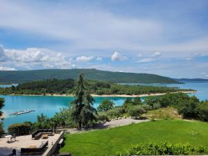 Hotels Auberge des Salles : Chambre Lits Jumeaux - Vue sur Lac