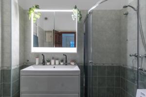 Riverside Balcony Apartment with view to Danube