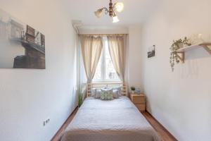 Riverside Balcony Apartment with view to Danube