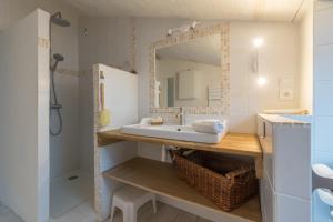Maisons de vacances La Gravette - 650m de la plage - Parking : photos des chambres