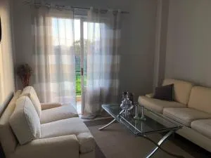 2 bedroom spacious garden apartment - Análipsis