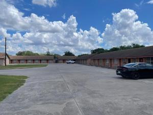 Lakeside inn & suites by OYO Mathis I 37