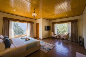 Alaya Stays Luuma Luxury Villa Hillside 5-BHK Villa Amidst Pines With Garden, Balcony & Lounge