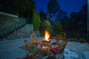 Alaya Stays Pine View Cottage - 3 BHK Himalayan Retreat with Scenic Views