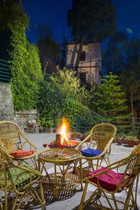 Alaya Stays Pine View Cottage - 3 BHK Himalayan Retreat with Scenic Views