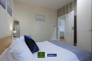 3 Bedroom Apartment By Arhouse Apartments Short Lets & Serviced Accommodation Kensal Rise With Free WiFi & Free Parking