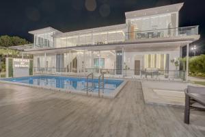 ELIVAAS Meraki Villa - Luxe 5 BHK Glass Villa With Private Pool, Balcony, Garden & Gazebo