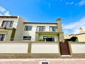 Family Beach House Retreat - Langstrand