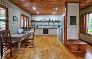 Peaceful cabin with pool on tropical south coast