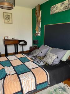 B&B / Chambres d'hotes 32 parc des sports chez catherve : Chambre Double avec Salle de Bains Privative