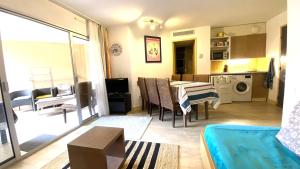 Bel appartement avec grande terrasse à 50m de la plage